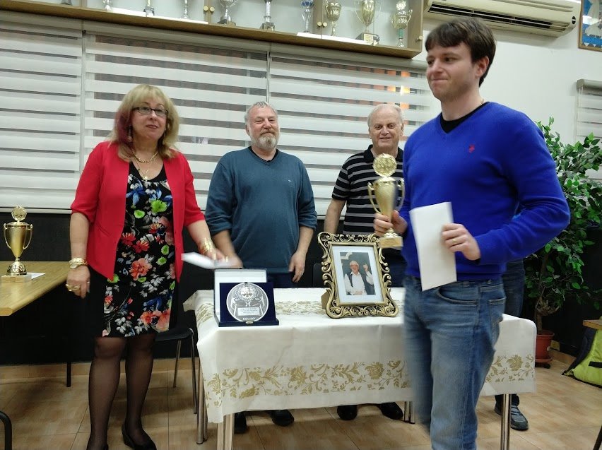  יו''ר וועד המנהל של המועדון אשר גרינבאום, דוד לבנט ומנהלת מועדון השחמט באר שבע גב' אילנה דוד מעניקים פרס לאחד הזוכים