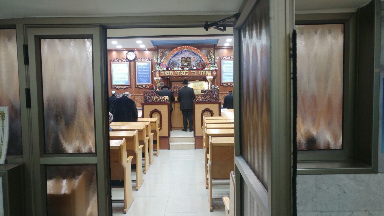 פרץ לבית הכנסת כדי לגנוב את קופת הצדקה ובה הכסף לחגיגות הפורים. צילום - פרטי