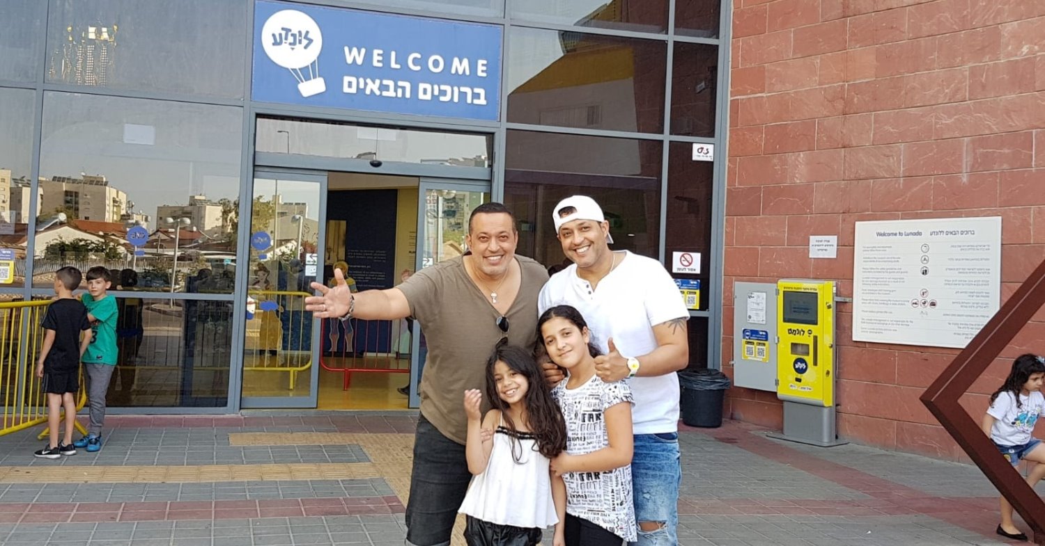 ניר ורביבי בן מנחם עם הילדים בכניסה למוזיאון הלונדע. קרדיט: יח&quot;צ