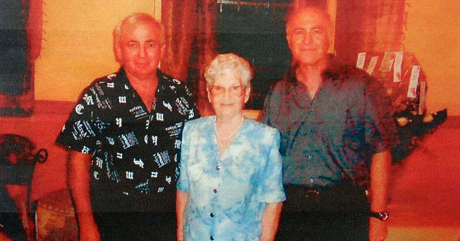 איבי ז"ל עם שני בניה אברהם ויהודה. צילום פרטי