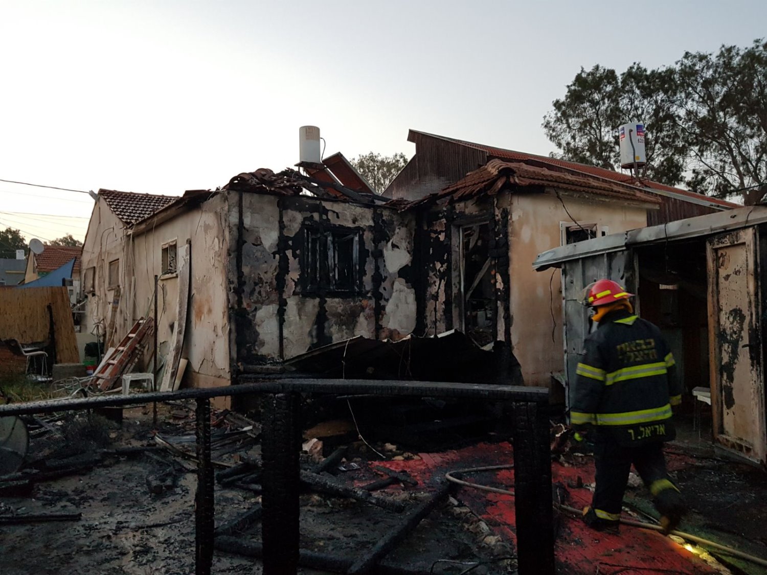 נזקי השריפה בשכונה ה'. צילום: דוברות כבאות והצלה נגב