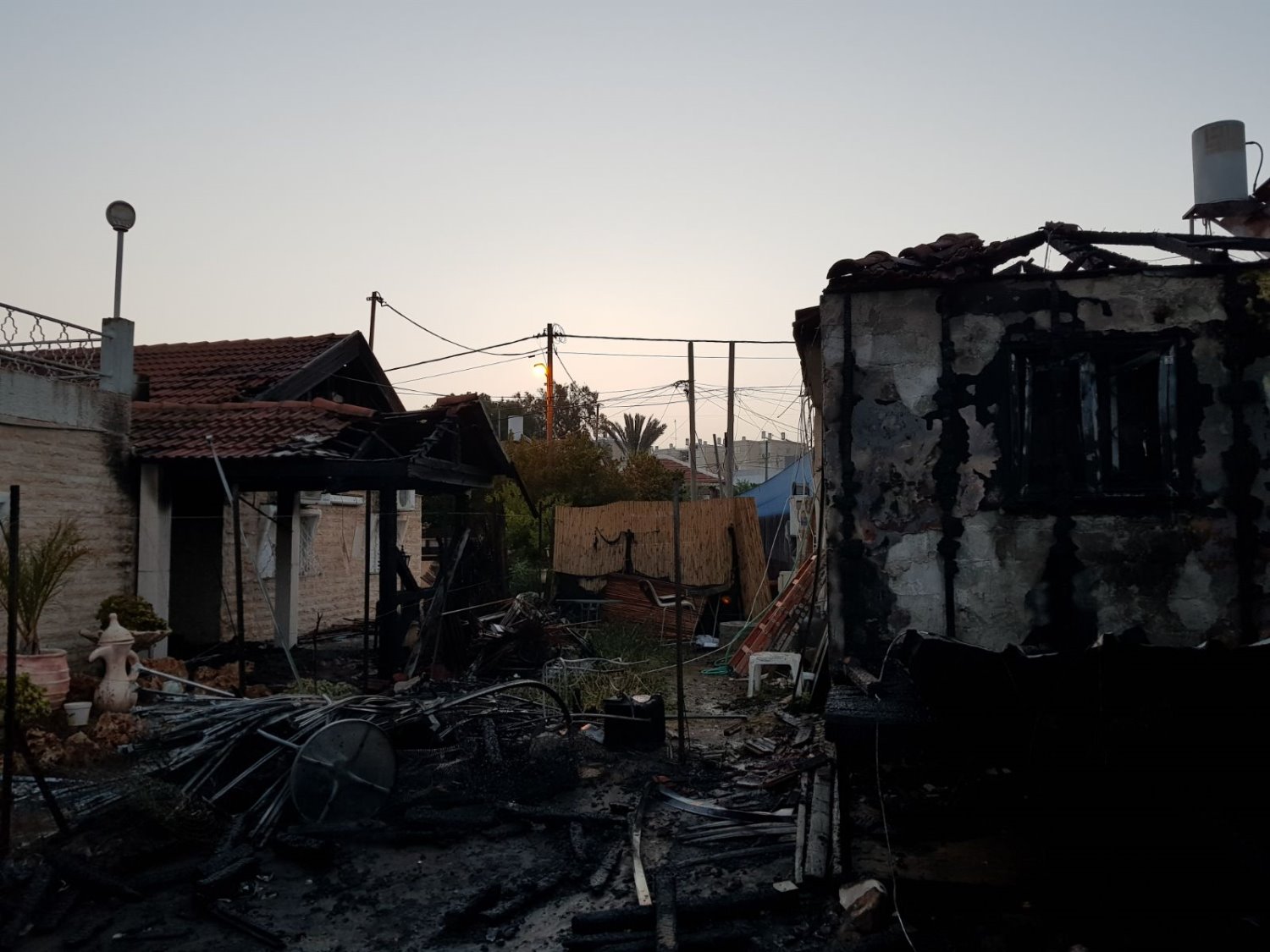 נזקי השריפה בשכונה ה'. צילום: דוברות כבאות והצלה נגב