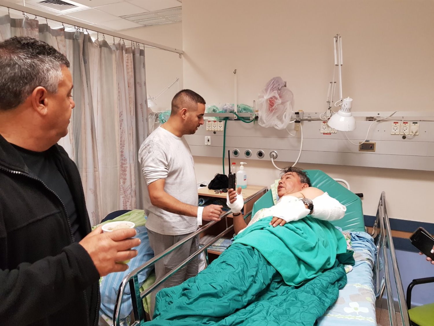 טפסר אלי פרץ מבקר את אחיו בבית החולים. צילום: דוברות כבאות והצלה. 