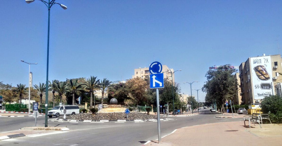 בכניסה לרחוב וינגייט תיתקלו בכיכר מעוצבת. צילום: שרון טל