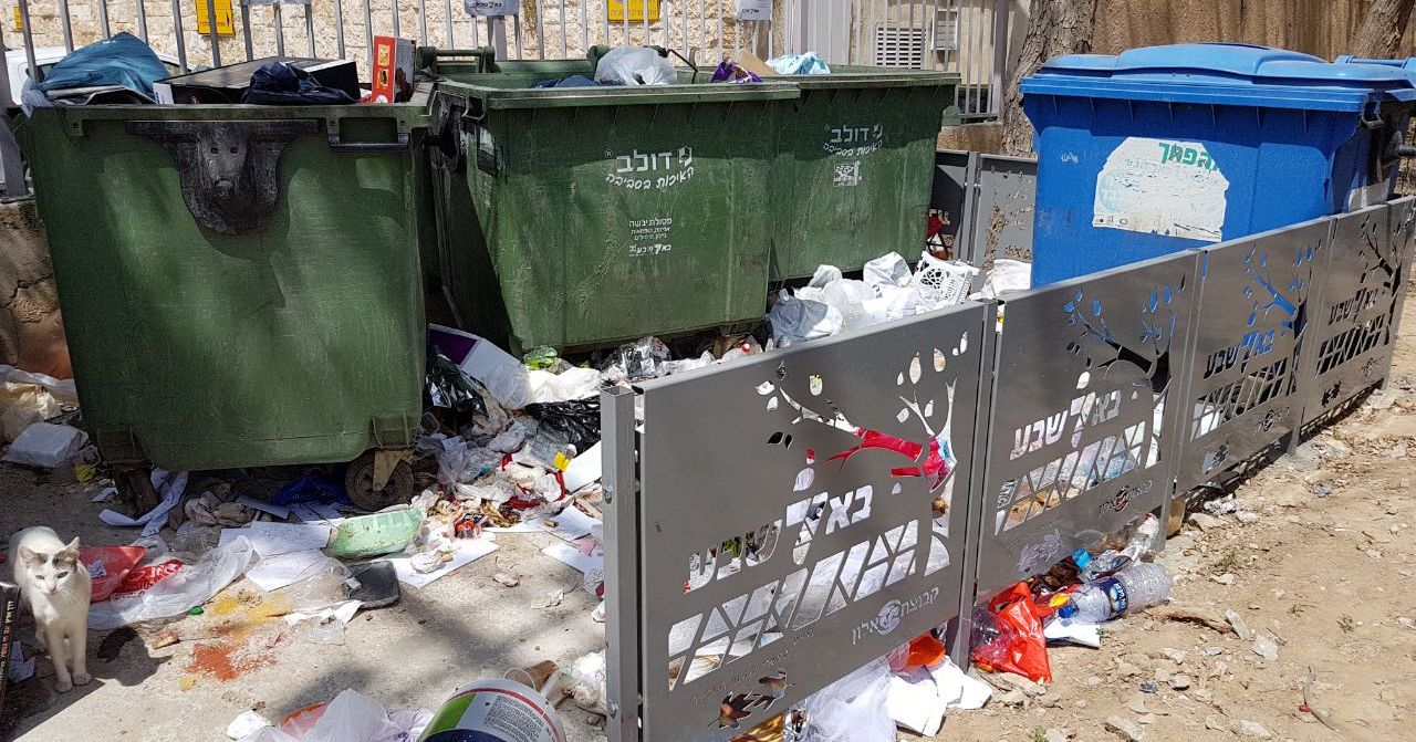 פחי האשפה בשדרות שז"ר