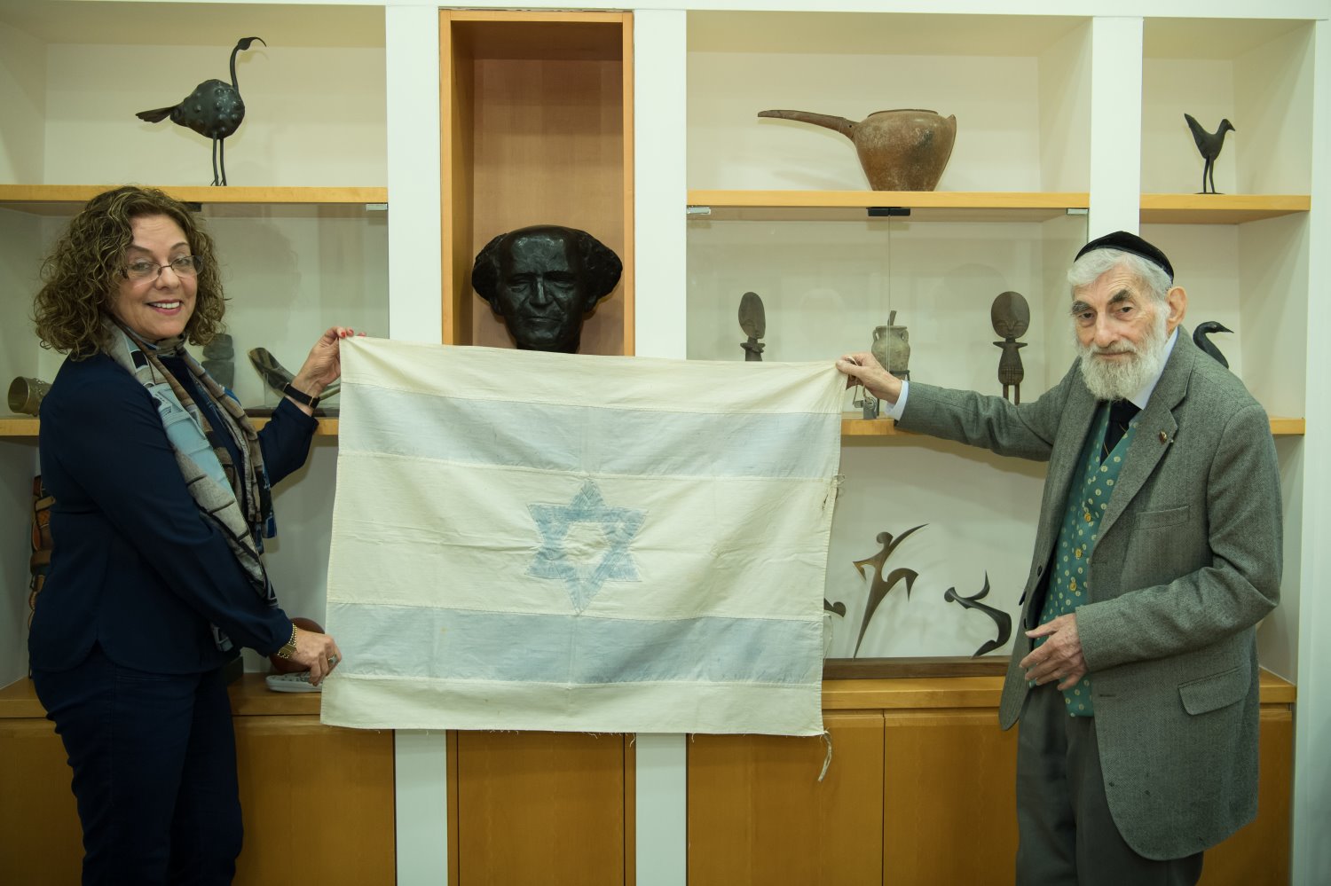 נשיאת האוניברסיטה, פרופ' רבקה כרמי והאספן עזרא גורדסקי מציגים את הדגל ההיסטורי | צילום: יח"צ