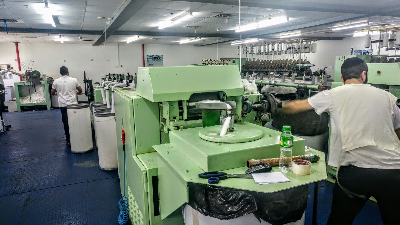 מייצרים בסיבוב ידני, כמו פעם, כצורך ההלכה. צילום - שרון טל