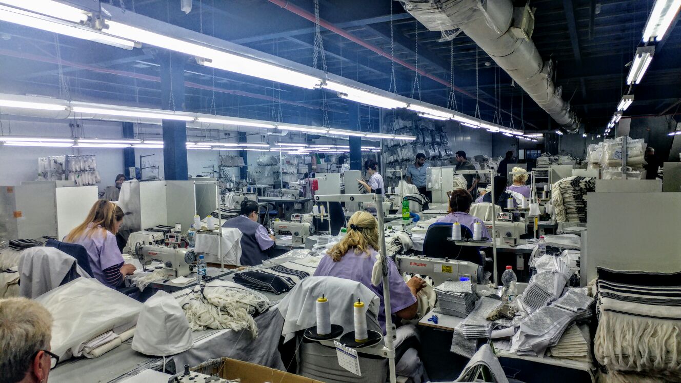 במפעל מועסקים גברים, נשים, יהודים ומוסלמים. צילום שרון טל