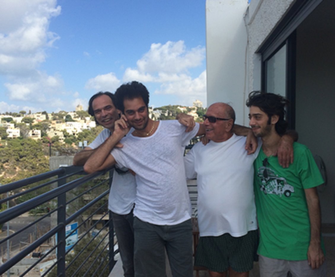 יונתן ותום שוורצברג (יחד עם אביהם מצד שמאל)