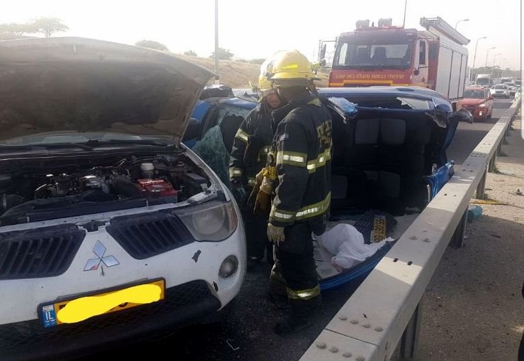 תאונה בצומת להבים. צילום: דוברות כבאות והצלה נגב
