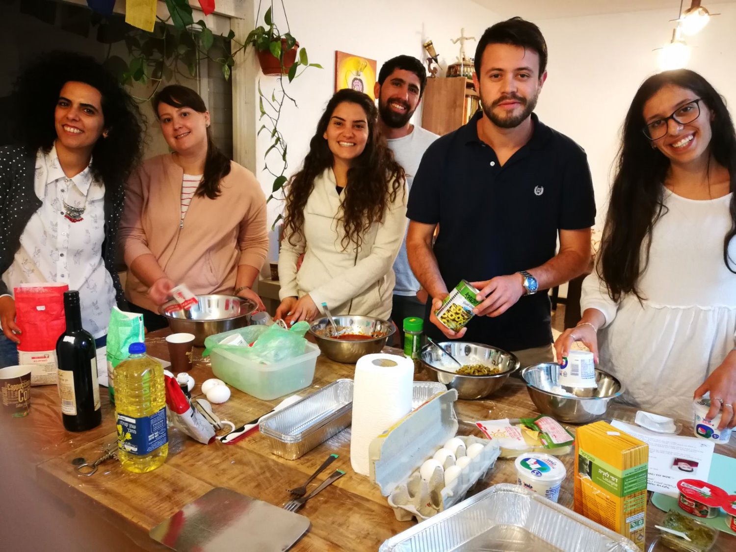 מבשלים ומספרים במוישה האוס. צילום: אביב שאול