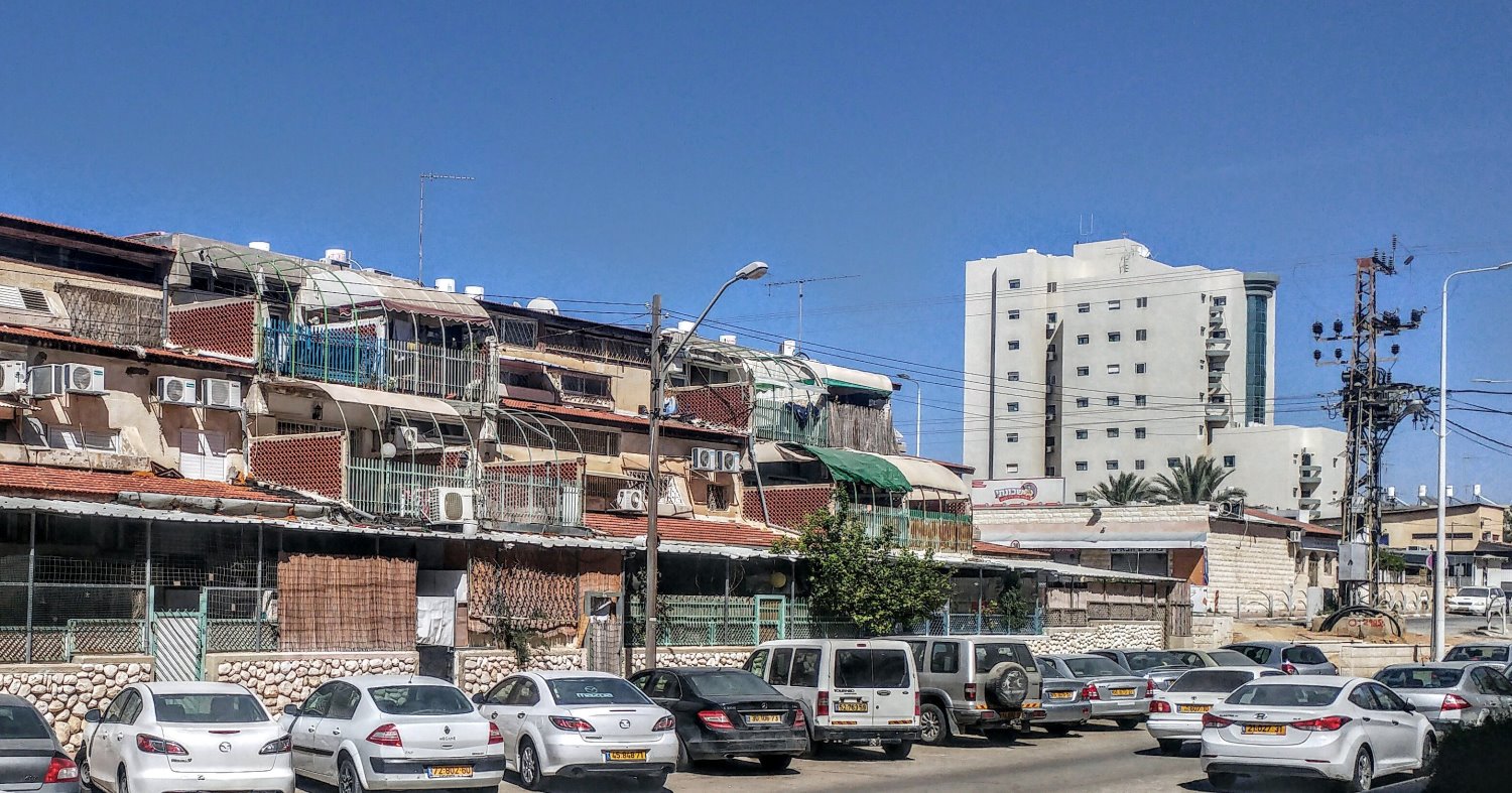 "היה נחשב הישג לגור בפירמידה". חזית בניין הפירמידה סמוך למרכז גילת. צילום: שרון טל