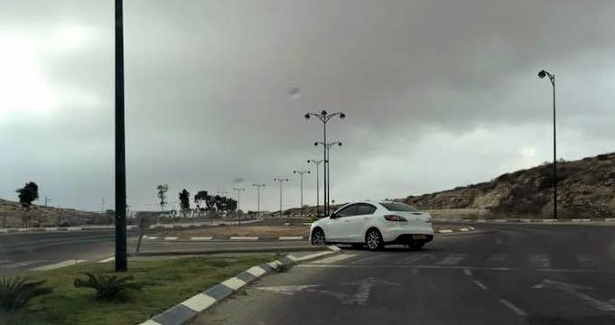 חסמו אותי עם המאזדה הלבנה ונופפו לי באקדחים שלופים לצאת מהרכב. צילום פייסבוק