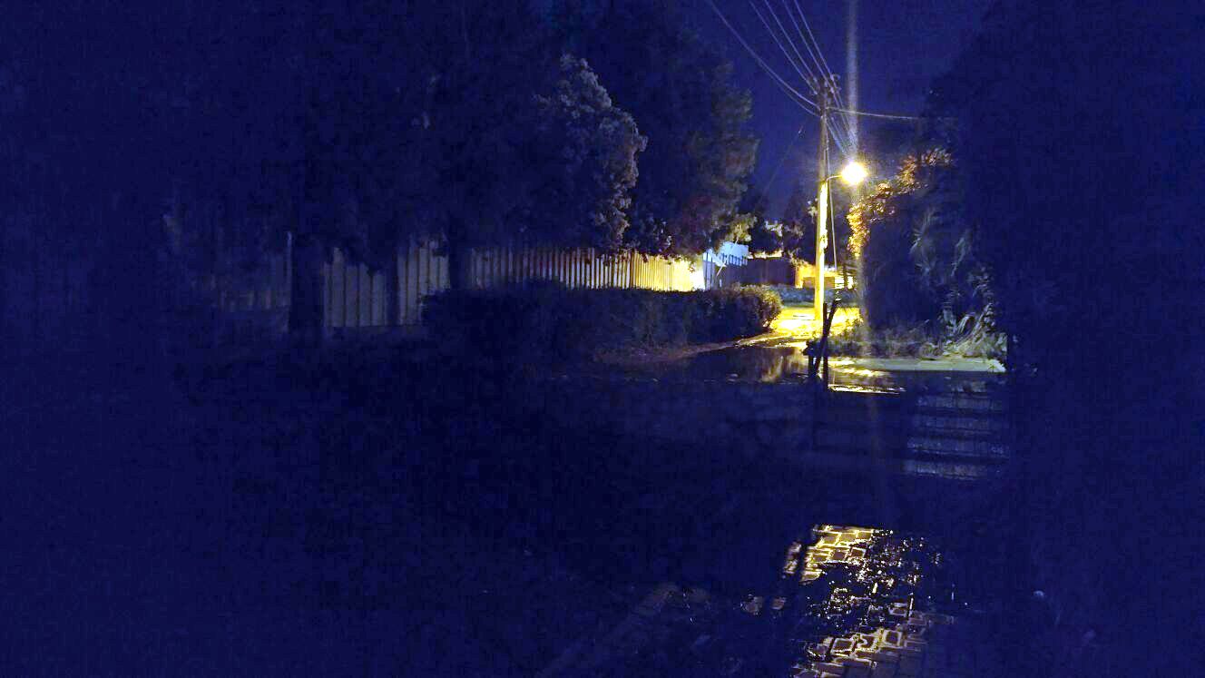 סמטת הבשור בשכונה ד' - לא הייתם רוצים ללכת כאן בלילה. צילום - שרון טל