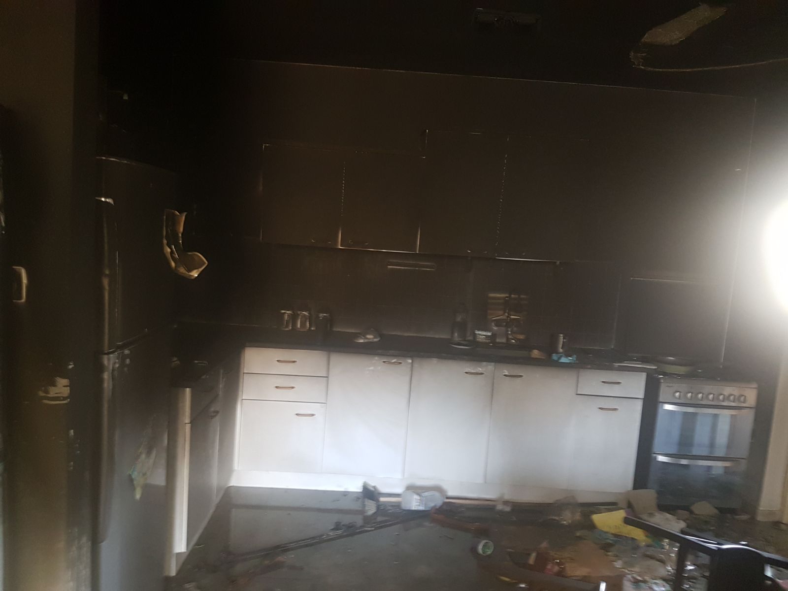 נזק כבד נגרם לדירה, אין נפגעים. צילום: דוברות כבאות והצלה נגב