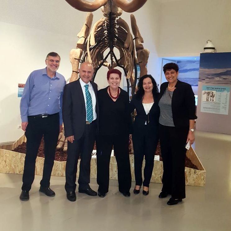 בתמונה מימין לשמאל: אושרה שלייפר, טלי סבג, עמירה חיים, שמואל אבואב, הרב דוד חתואל מחמ"ד