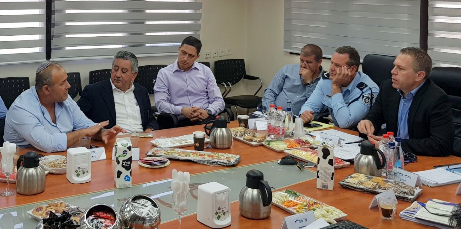 שר הפנים גלעד ארדן עם ראשי רשויות בנגב. צילום: משרד הפנים