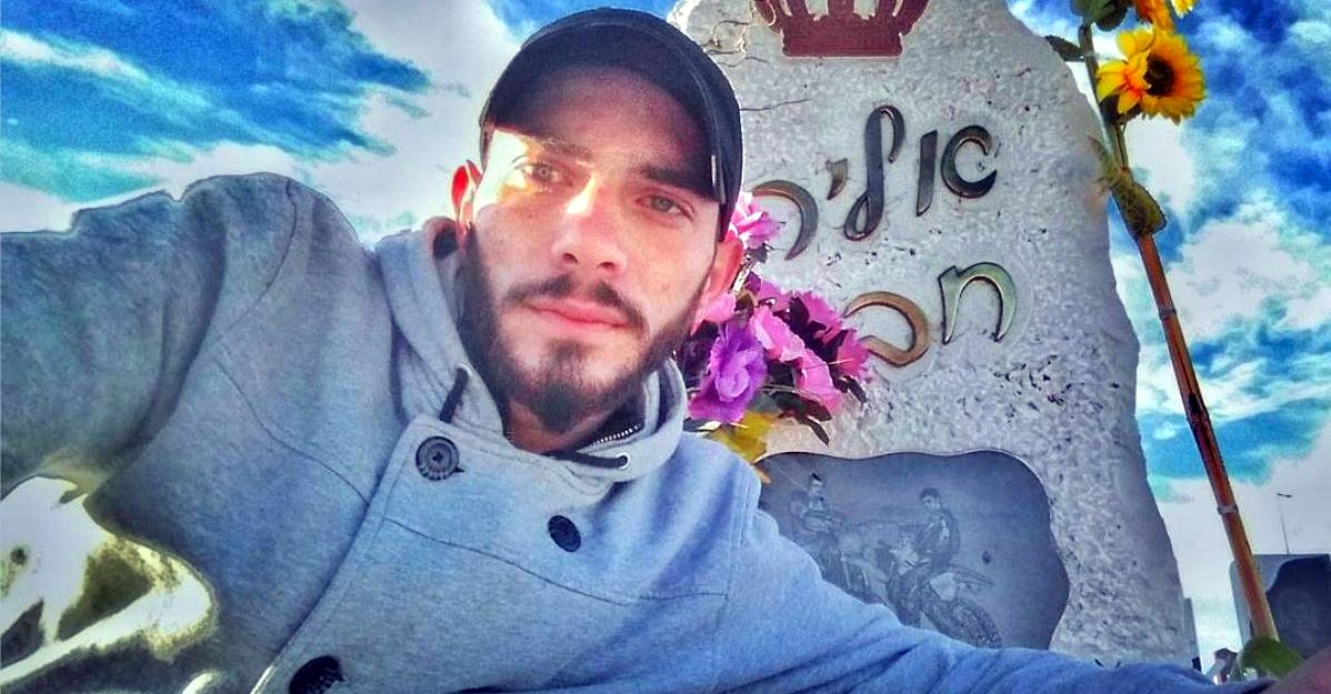 סתיו חברי ז"ל על קבר אחיו