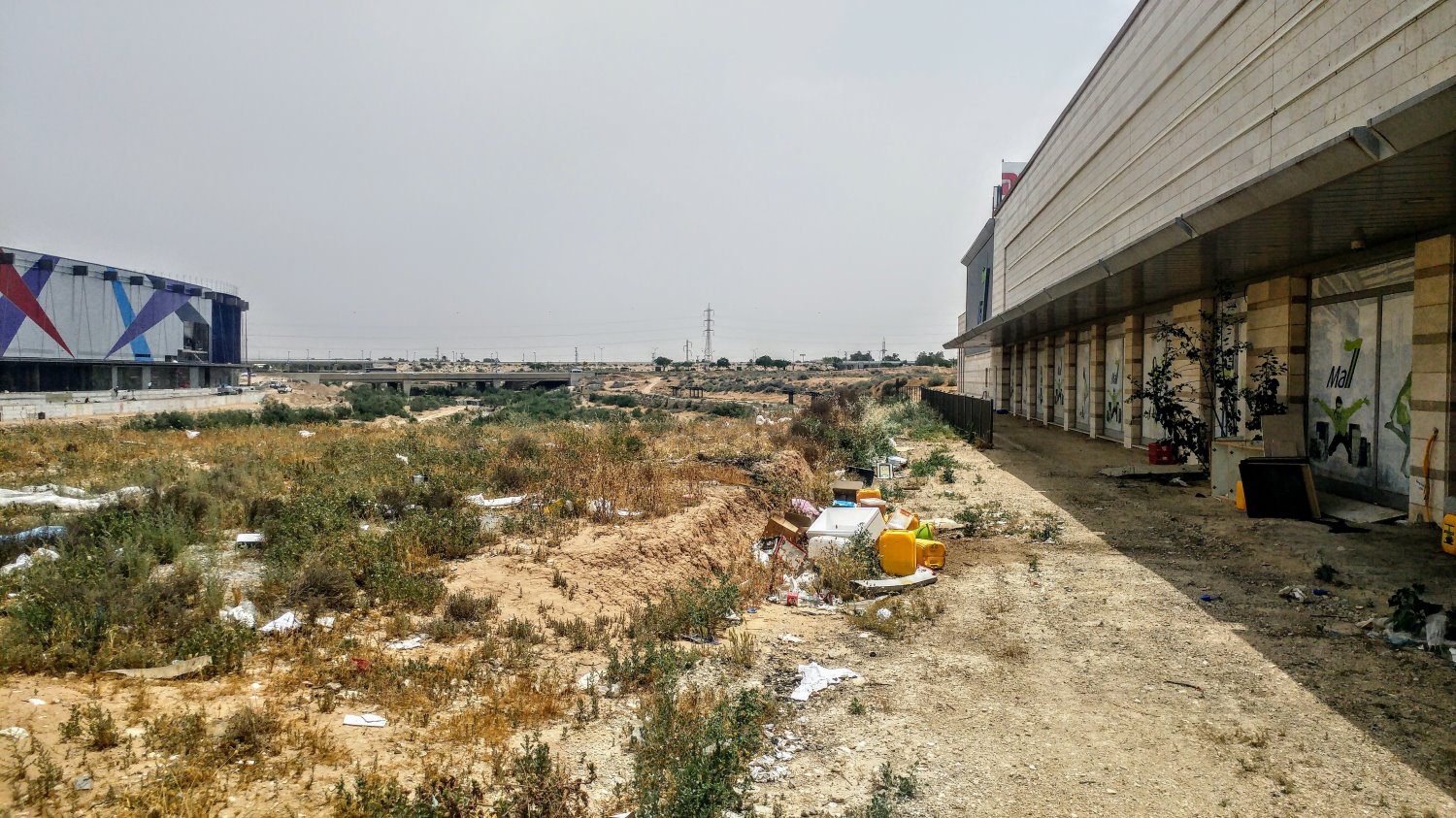 בינתיים משאירים הכל ככה. מוזנח. צילום: שרון טל