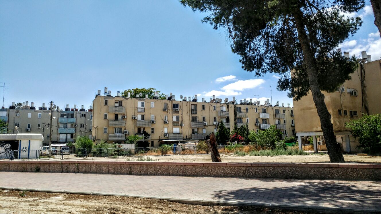 בניינים בשדרות בן גוריון בבאר שבע. ישן, זול וקרוב לרכבת. צילום: שרון טל