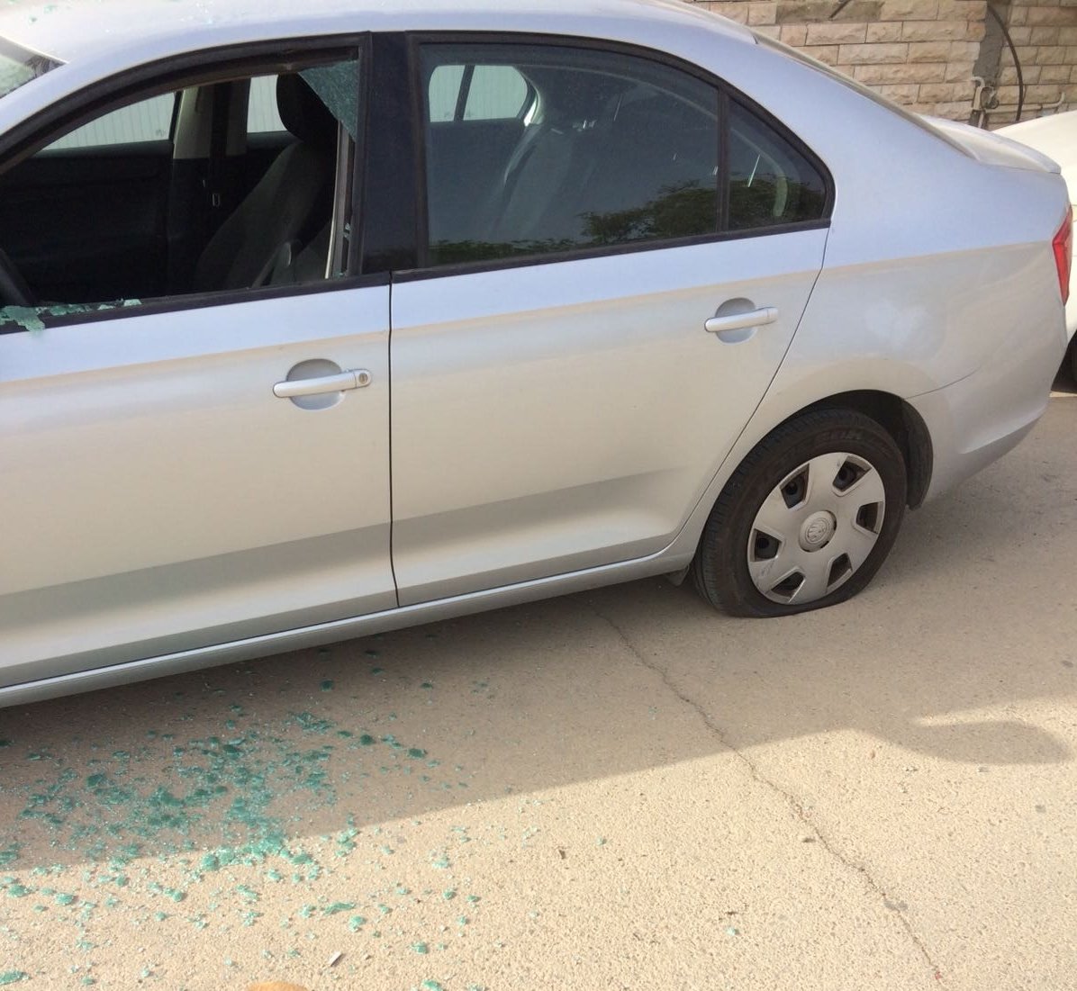 שמשות נופצו, צמיגים נוקרו. צילום: שרון טל