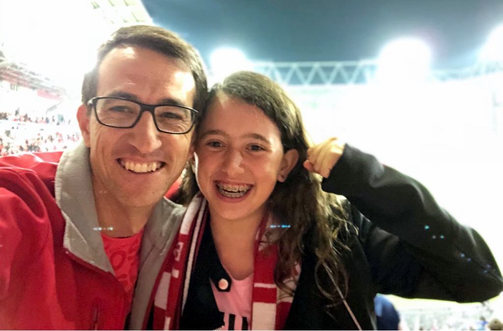 מימון עם בתו הבכורה. לא מפספסים משחק של הפועל באר שבע! צילום: פרטי