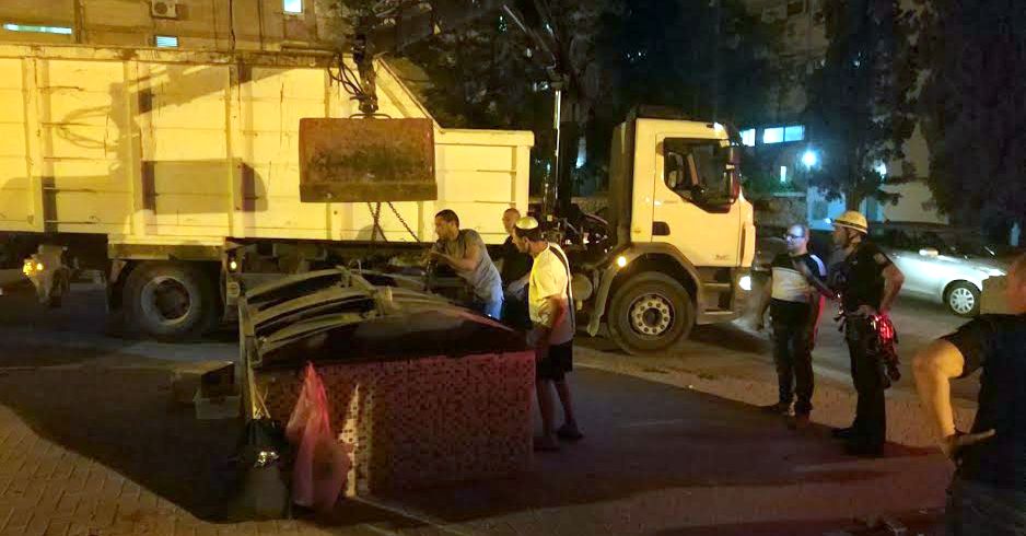 שכנים, עובדי עירייה ולוחמי אש. כולם התגייסו (צילום פרטי)