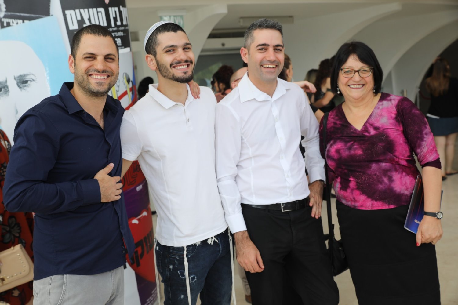 מימין: סימה, אמו של מאור, האחים טל, מתן ואשרי. צילום: רפי דלויה