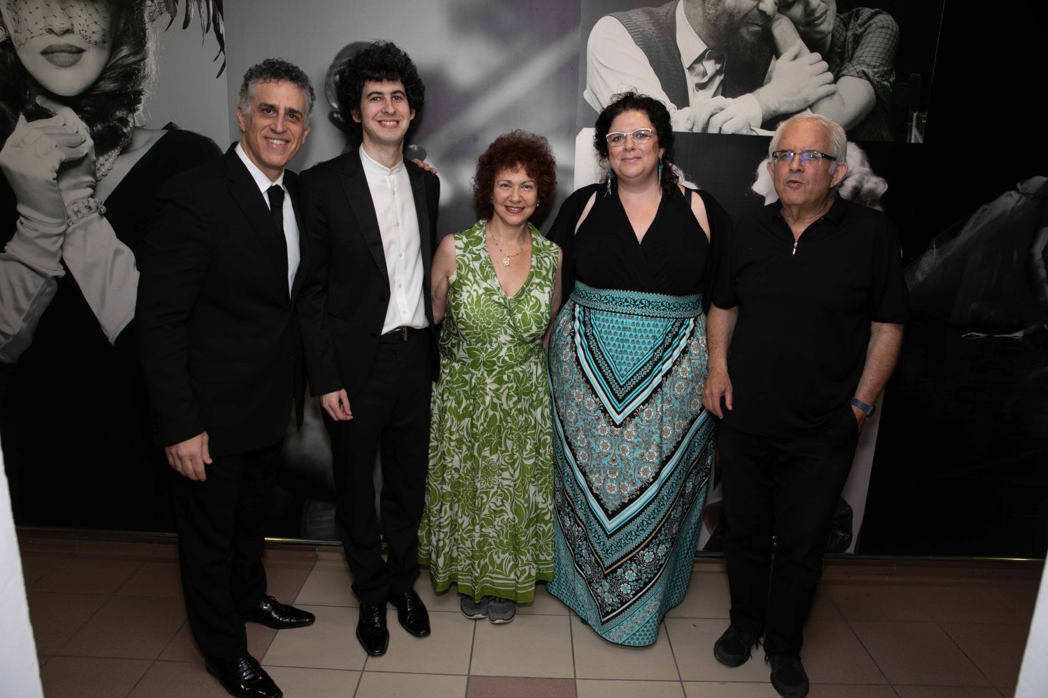 משה זורמן, קלאודיה צובל, אסתרית בלצן, איתמר זורמן וניר קברטי. צילום: דיאגו מיטלברג