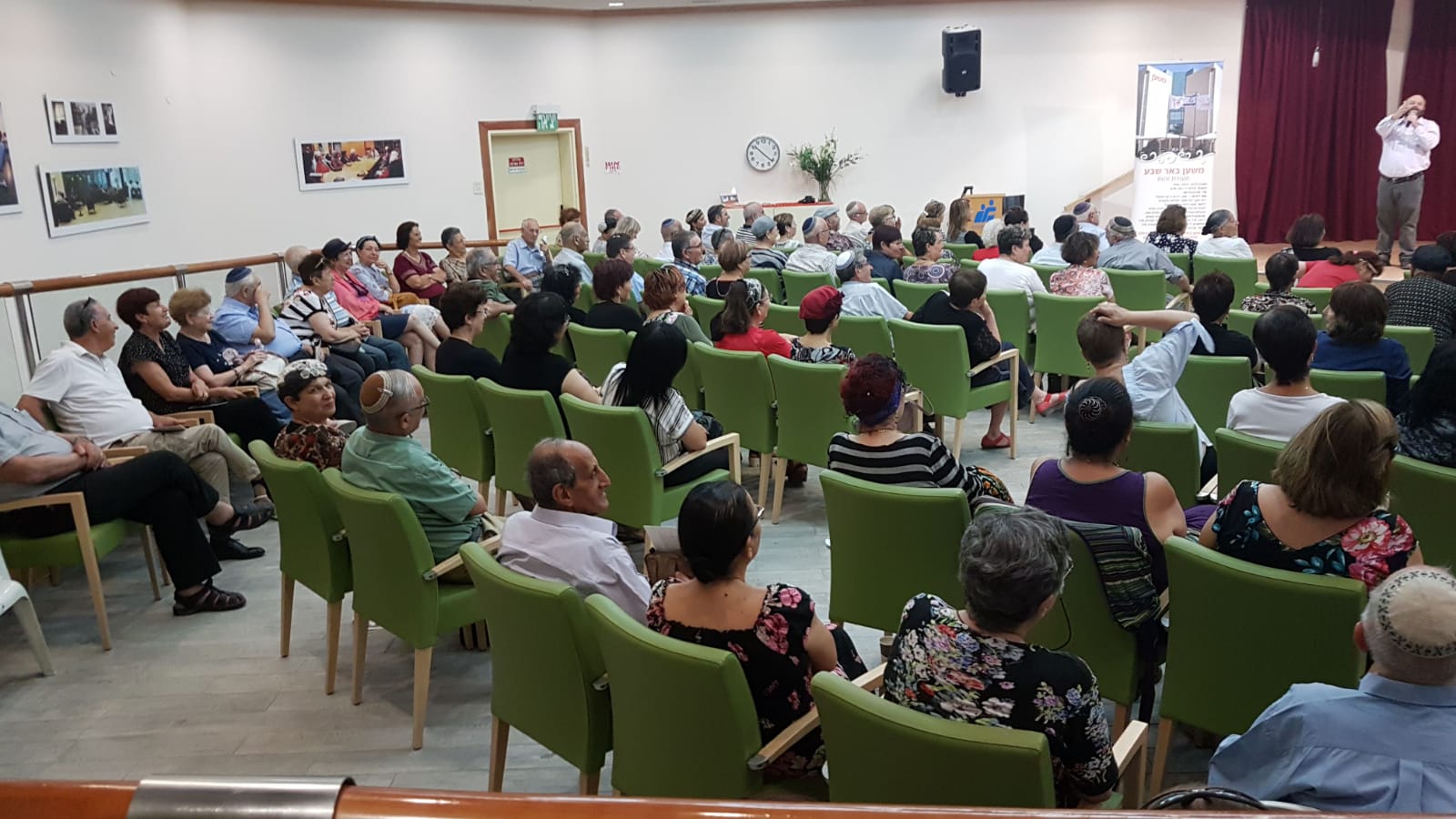 קובי אריאלי הופיע בפני גמלאים בב"ש. צילום: ענת ליפשיץ