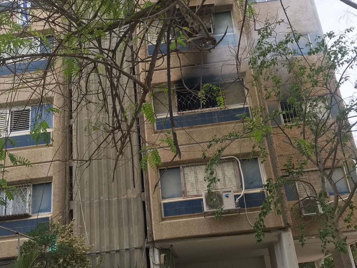 דירה עולה באש בדרך מצדה. צילום: ללא קרדיט