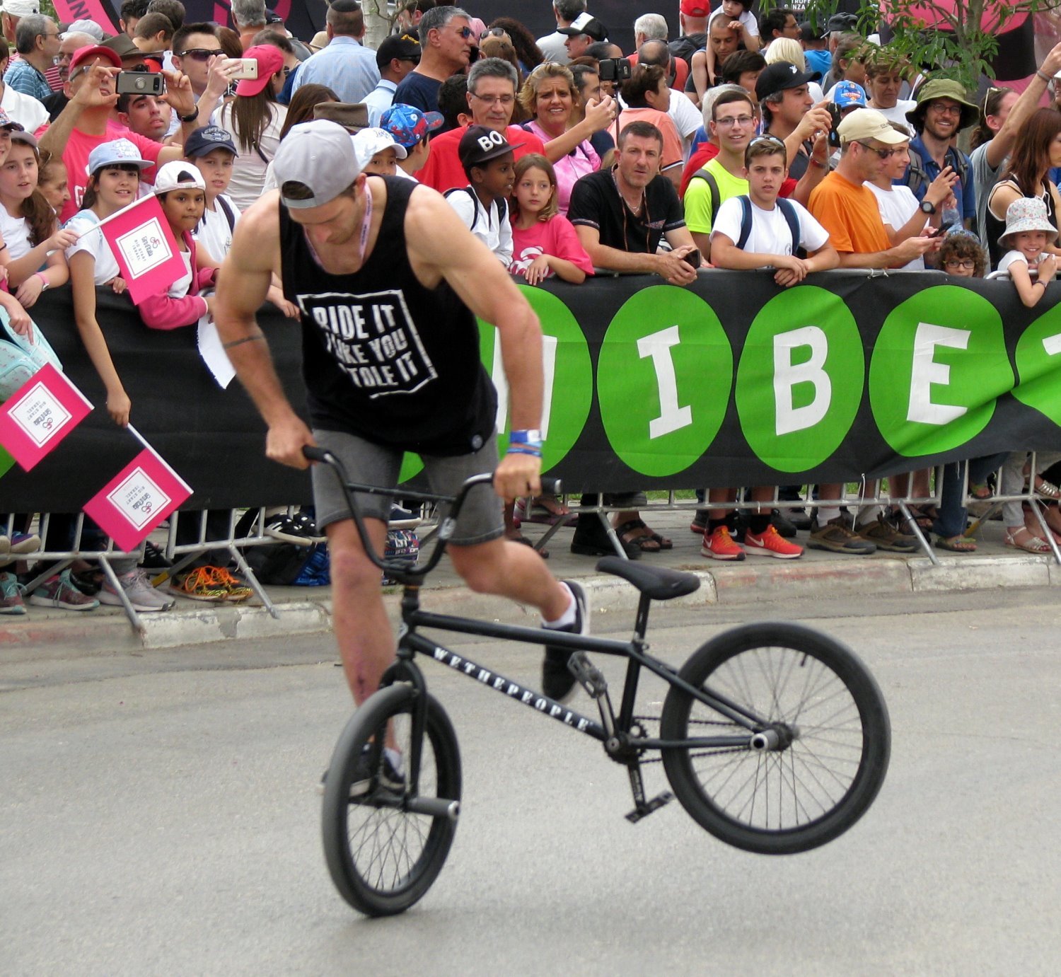 רוכבי פעלולים לפני הזינוק. צילום: נועה גבאי