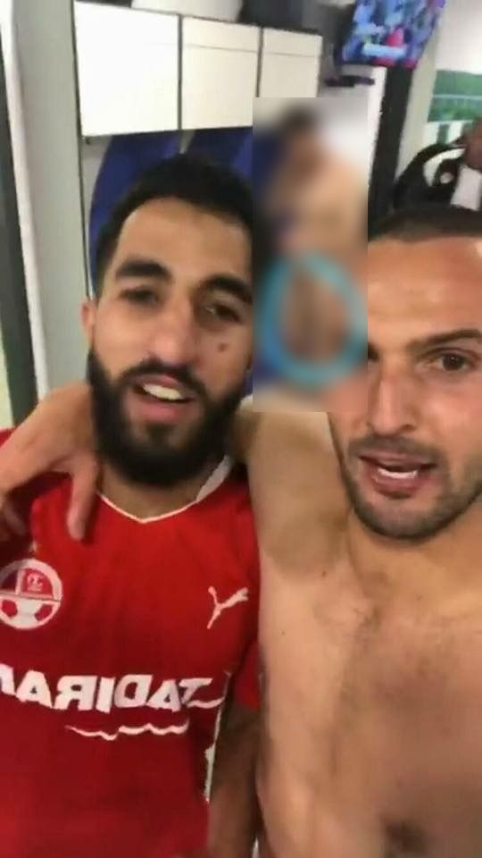 איזו פדיחה. (הצילום מחדר ההלבשה לאחר צנזורה)