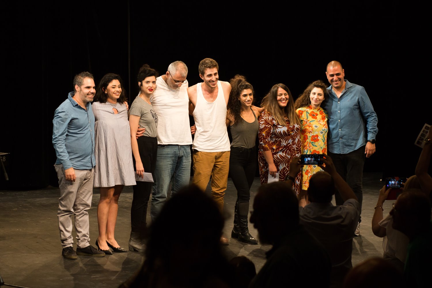 מימין לשמאל: שלומי נומה (מנכ"ל כיוונים), דנה יעקובי, מעיין לוי, טל אבישר, תאי קיידר, רפי ניב (המנהל האומנותי של בית הספר), אלמוג רוזנו, נעם ברמט, עידן אבישר (מנהל בית הספר). צילום: שחר אור