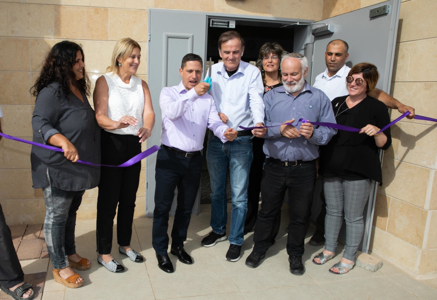 מימין לשמאל: שמואל ויינגלס מנהל הקרן לפיתוח שירותים לנכים, עמוס שפירא יו"ר אלו"ט, רוביק דנילוביץ' ראש העיר ב"ש, ענת גורן מנכ"לית אלו"ט וליליאן שפרן, מנהלת השירות לדיור תומך במשרד הרווחה. צילום: דייגו מיטלברג