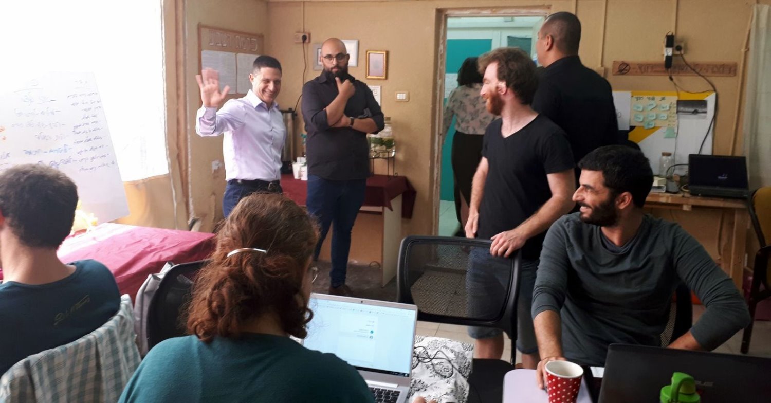 גם ראש העיר הגיע לבקר את "הסלון". צילום: סיון פרס