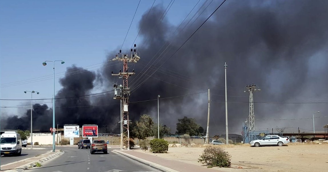 שריפה סמוך למכון רישוי 'סולטסט' ומרכז ביג. צילום: עמירם שרון