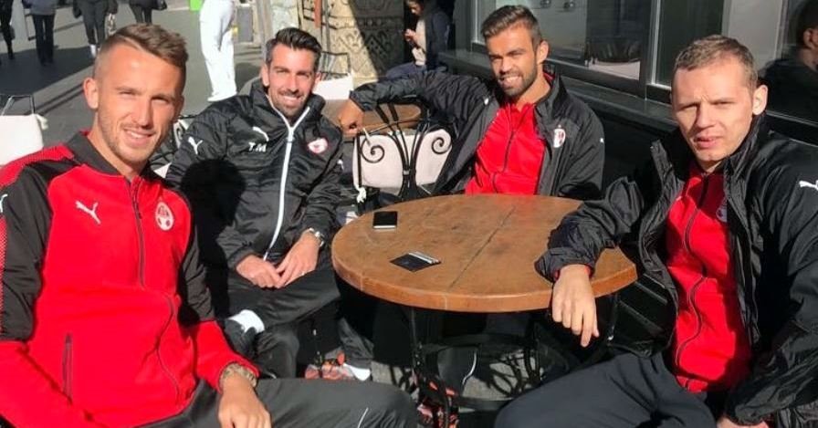 כל סימני השאלה סביב שולחן אחד. צילום מתוך האינסטגרם