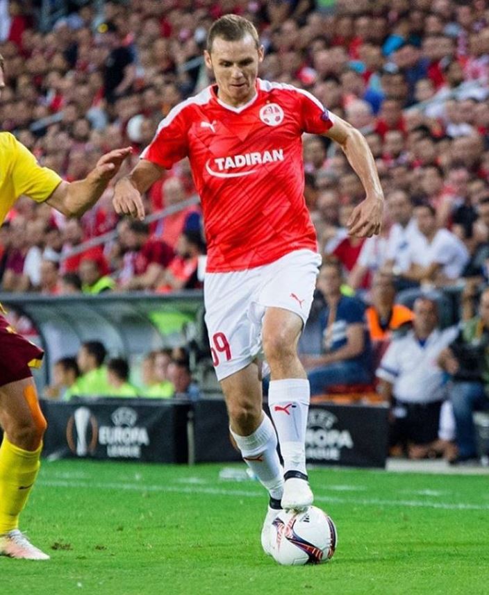 דמות חיוביות בחדר ההלבשה אבל עם חיוביות לא הולכים למכולת. צילום מתוך האינסטגרם