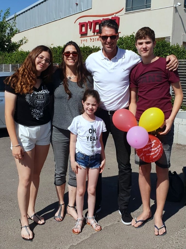 יוסי ניסן ומשפחתו. חגג השבוע יום הולדת 49. צילום: פרטי