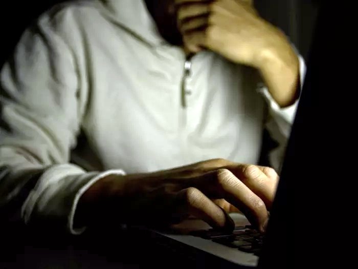 צעיר מבאר שבע חשוד שהשתמש בכינויים מזוייפים והטריד מינית קטינות ברשת . צילום: Shutterstock