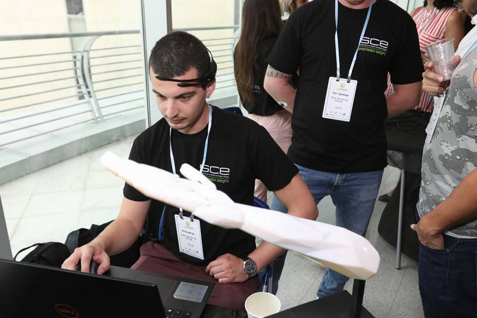 היד הביונית בפעולה. צילום באדיבות המכללה להנדסה