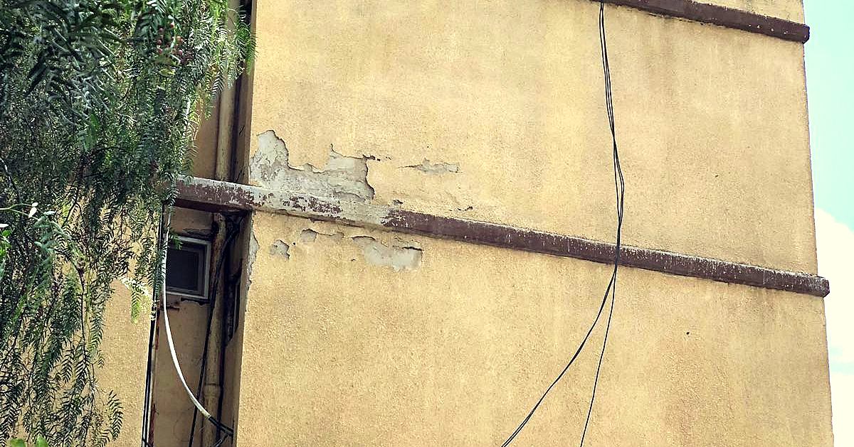 "יש בחוץ סדקים על כל הצד החיצוני של הבניין". צילום פרטי
