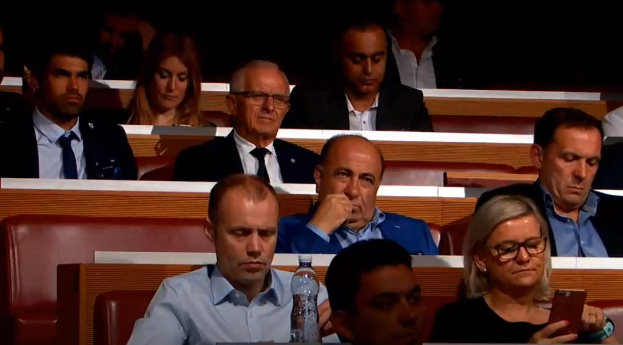 מנכ'ל המועדון, אסי רחמים (למעלה), צופה בהגרלה