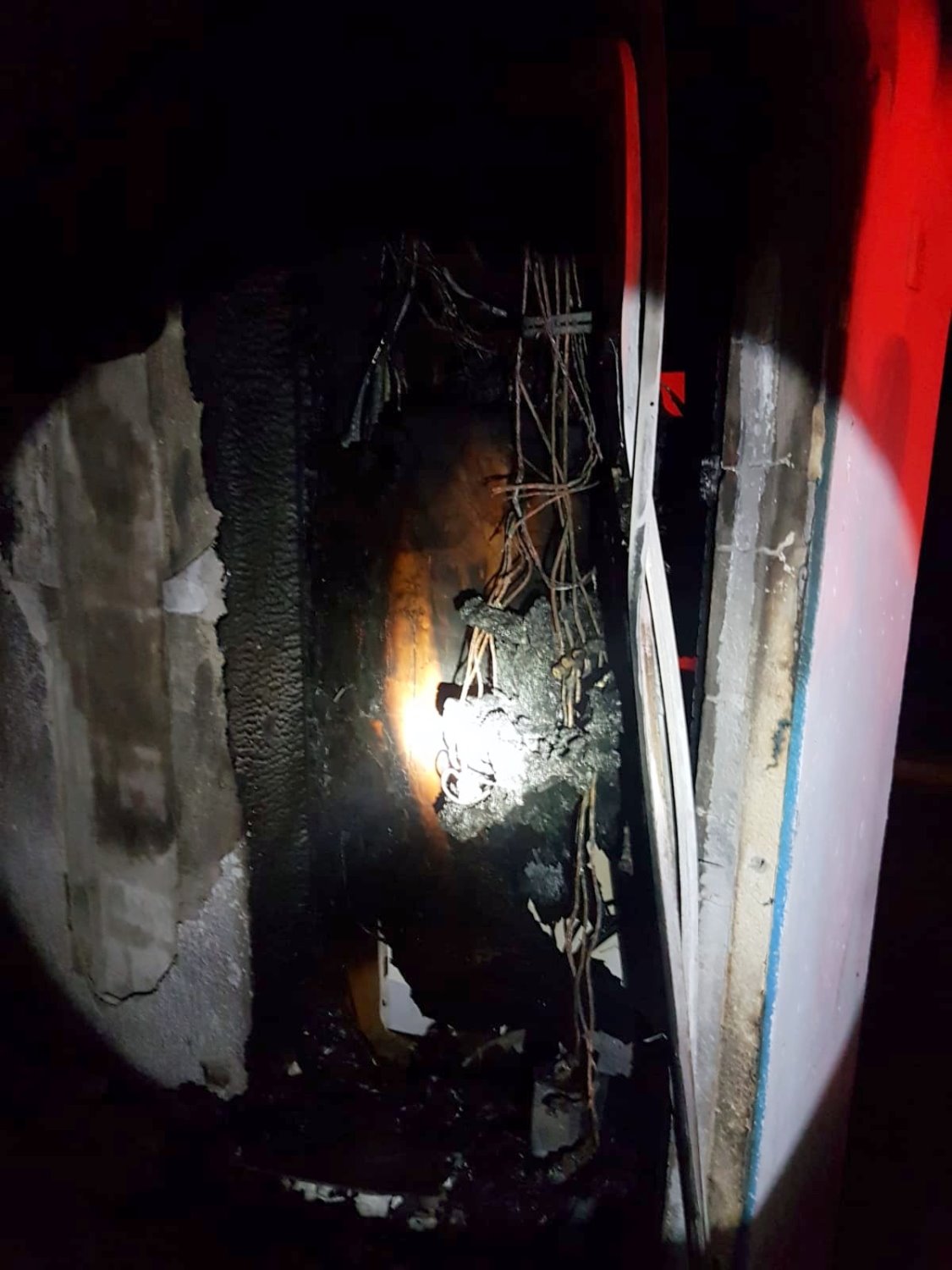 ארון חשמל הוצת ברחוב אברבנאל בשכונה י"א. צילום: דוברות כיבוי והצלה נגב 