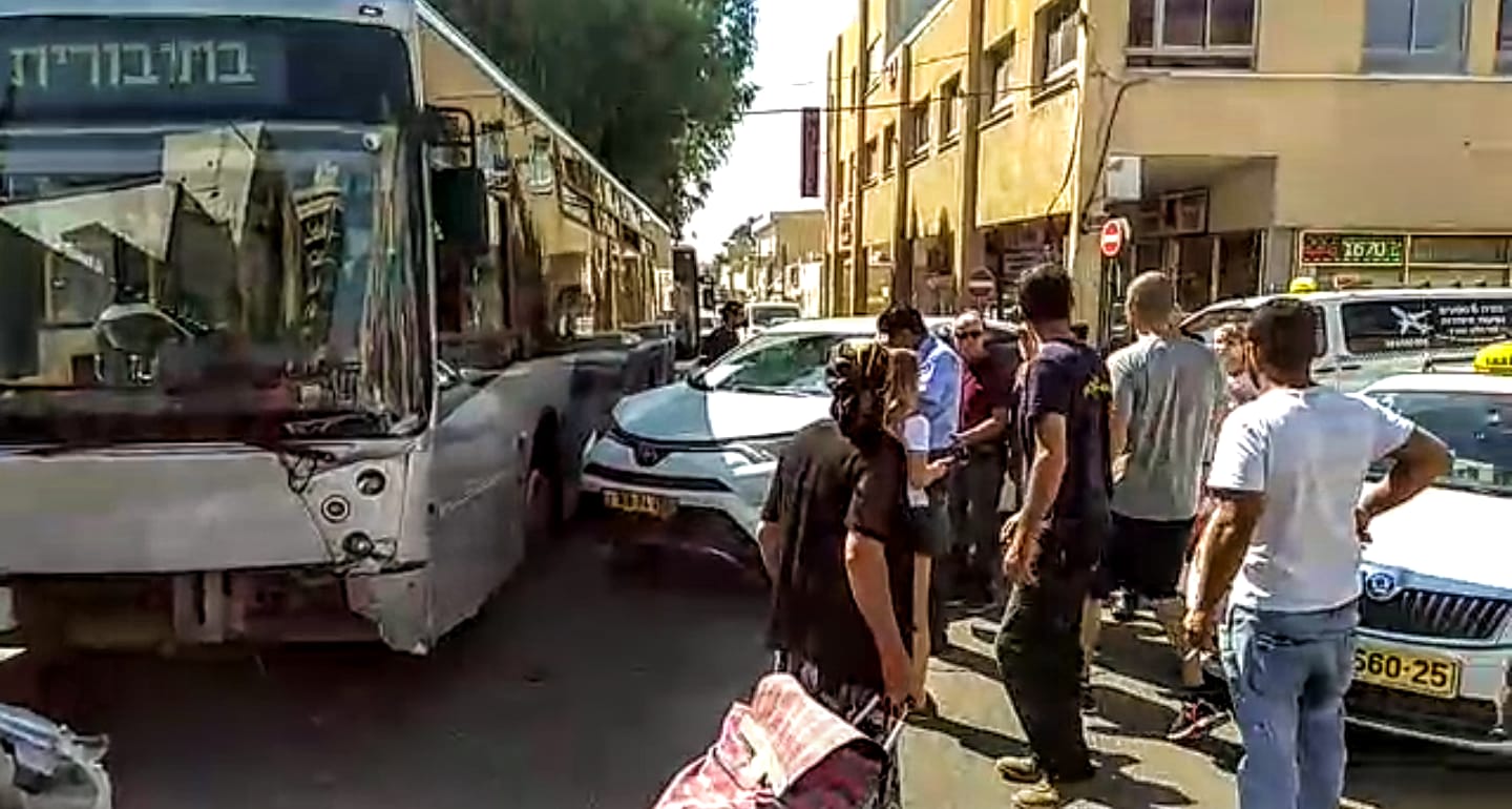 נהגים לא עוצרים בעצור וגורמים לתאונות. צילום: אוהד מזרחי