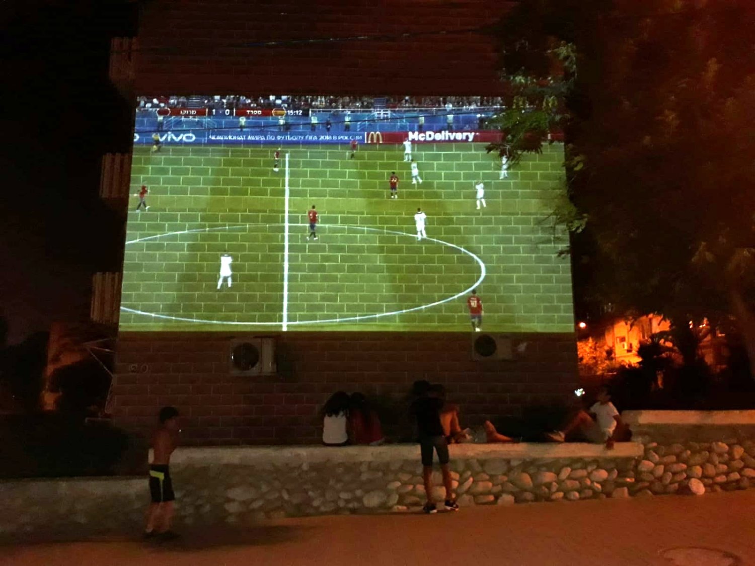 ילדים ושכנים הגיעו לצפות. צילום: בר גיורא