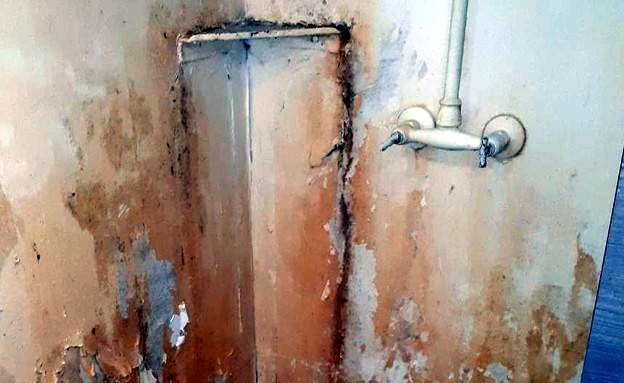 מקלחת צבאית או תא כלא? תחליטו אתם. צילום: פרטי