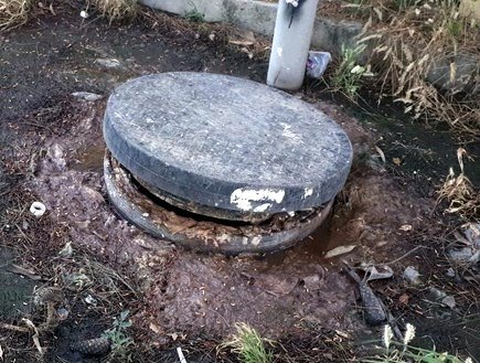 הביוב עולה על גדותיו והריח? לא נעים. צילום: פרטי