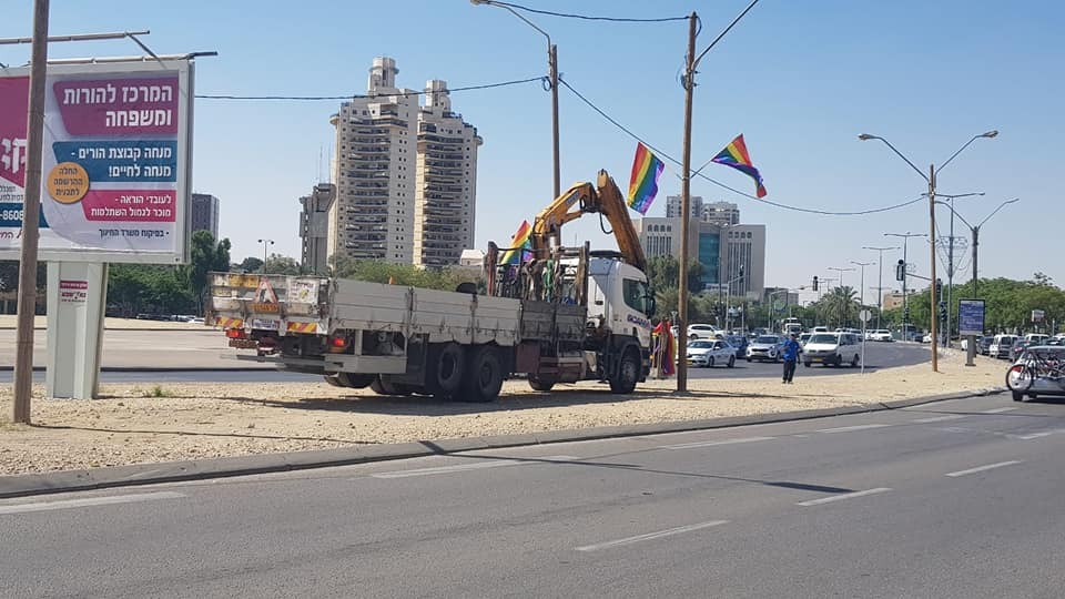 דגלי הגאווה נתלו לאורך שדרות רגר